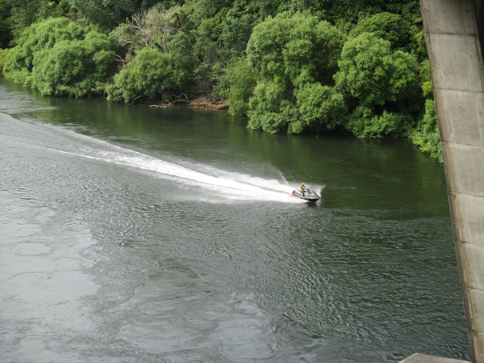 Jet ski no Brasil: habilitação, registro na Marinha e regras de segurança