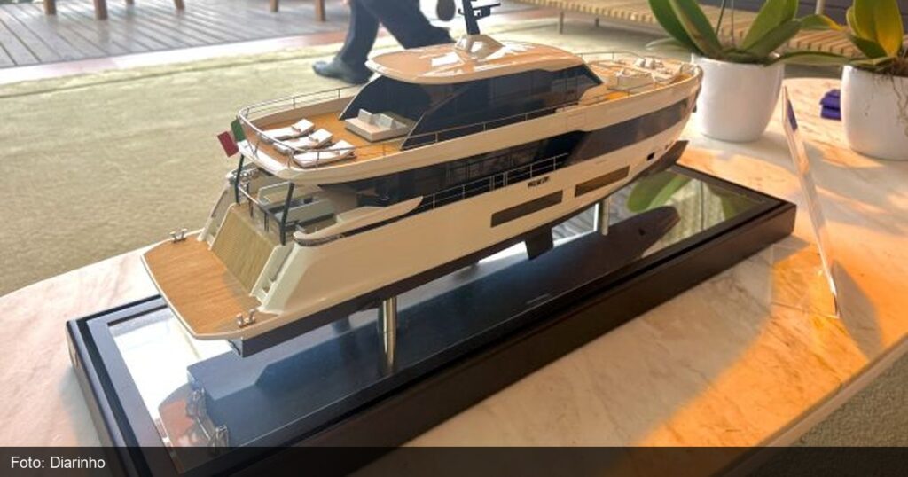 Iate de grande porte em producao representando expansao do estaleiro Azimut Benetti em Itajai