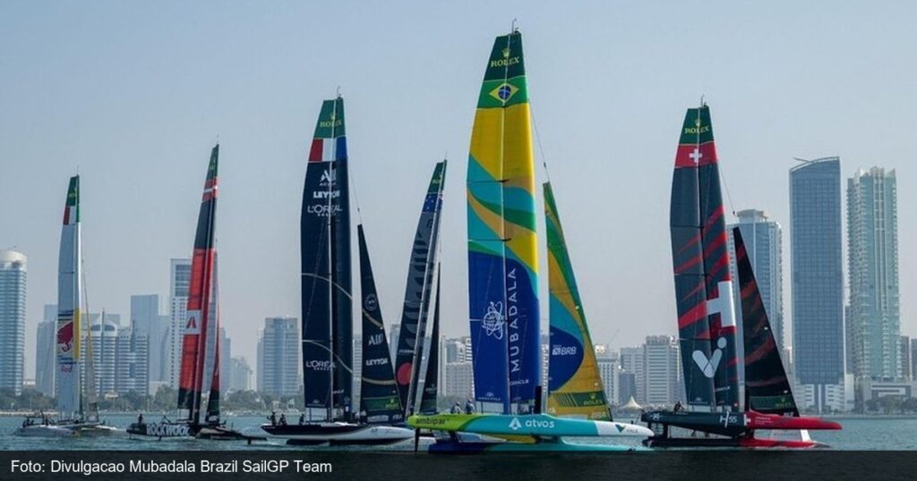 Equipe brasileira do SailGP em catamara F50 durante treino