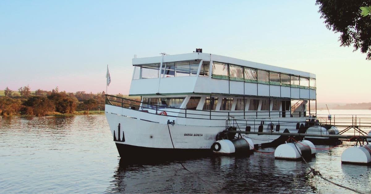 Embarcação de turismo náutico em Barra Bonita, SP